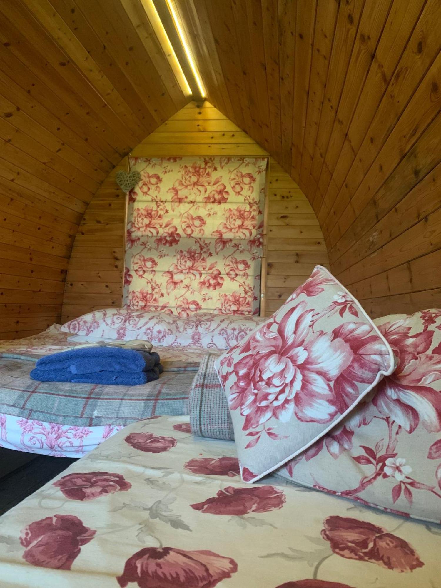 Ceridwen Glamping, Double Decker Bus And Yurts Otel Llandysul Dış mekan fotoğraf