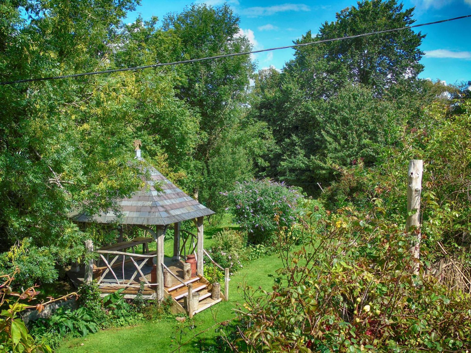 Ceridwen Glamping, Double Decker Bus And Yurts Otel Llandysul Dış mekan fotoğraf